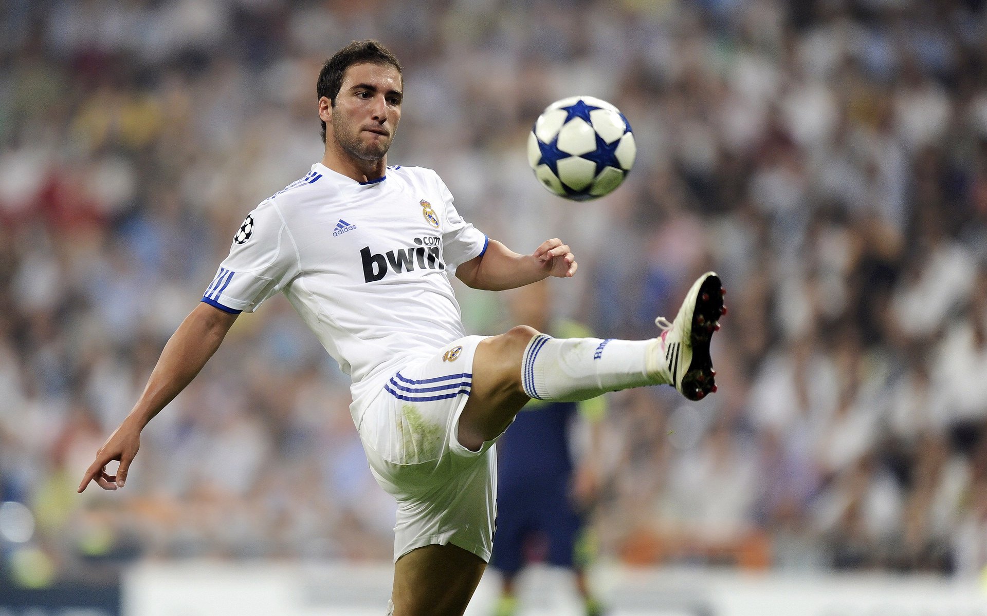 开云kaiyun-麦肯齐：凭借精准的踢球和灵活的突破，他成为全黑队进攻的核心